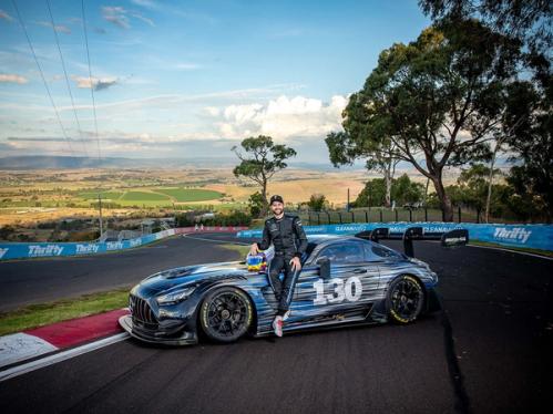 AMG Performance-Fahrer Jules Gounon posiert am Mount Panorama Circuit mit dem Prototypen des Mercedes-AMG GT3 Edition 130Y Motorsport