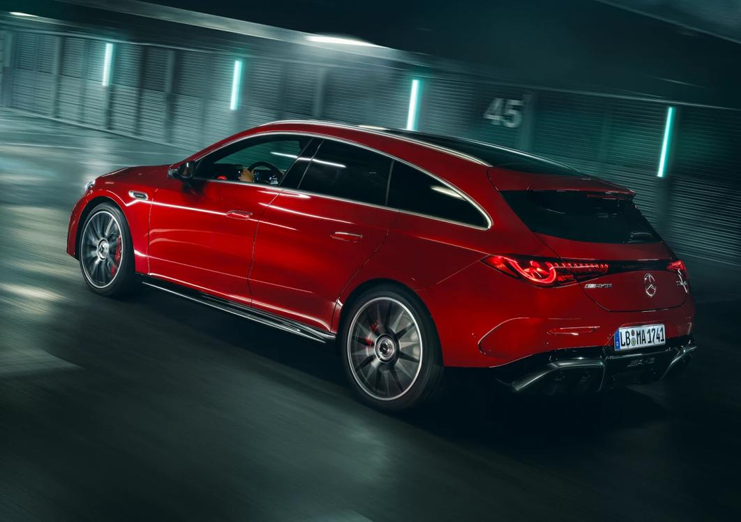Das Mercedes-AMG CLA 45 4MATIC+ Shooting Brake von der Seite in einer Tiefgarage