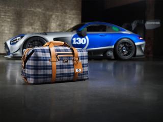 Die exklusive Tasche mit dem Mercedes-AMG GT3 Edition 130Y Motorsport im Hintergrund