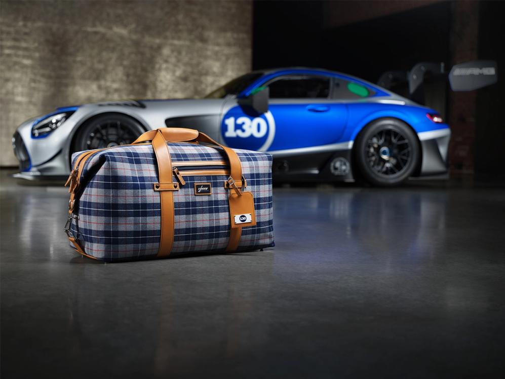 Die exklusive Tasche mit dem Mercedes-AMG GT3 Edition 130Y Motorsport im Hintergrund