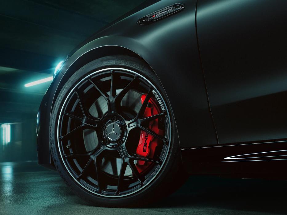 Nahaufnahme Bremssattel in AMG rot