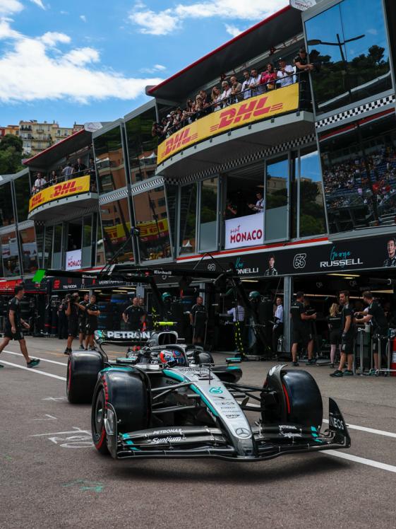 Der W16 von Kimi Antonelli fährt in Monaco aus der Box während die Gäste das Vorgehen vom Balkon beobachten.