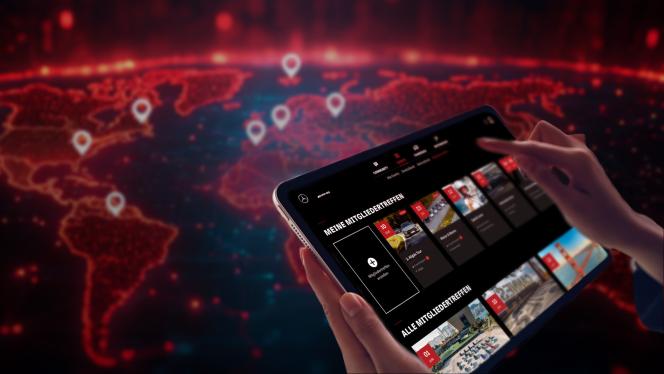 Ein tablet dass die PL Mitgliedertreffen zeigt und eine Weltkarte im Hintergrund