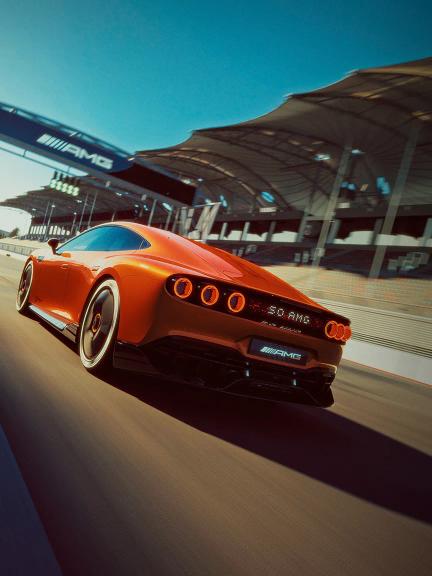 Heckansicht des Concept AMG GT XX vor der Tribüne der Geraden einer Rennstrecke