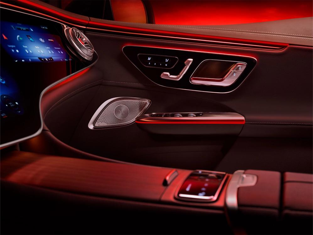 Innenseite der Tür des Mercedes-AMG EQE 43 4MATIC SUV's.