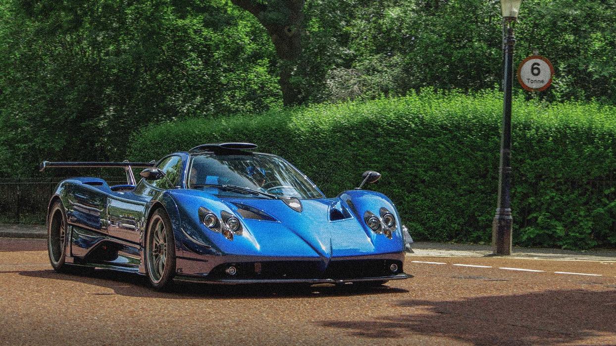 Ein Pagani Zonda mit einem AMG Zwölfzylinder Motor. Im Hintergrund ist eine italiensiche Flagge zu sehen.