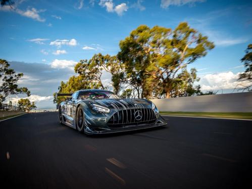 Der Prototyp des Mercedes-AMG GT3 Edition 130Y Motorsport auf dem Mount Panorama Circuit in seitlicher Frontansicht