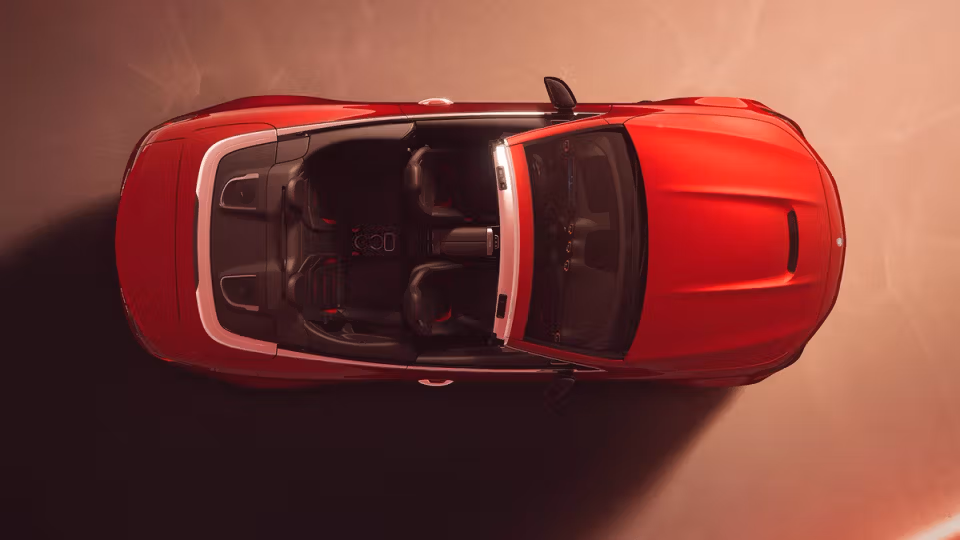 Draufsicht auf das Mercedes-AMG CLE 53 Cabriolet mit offenem Verdeck.
