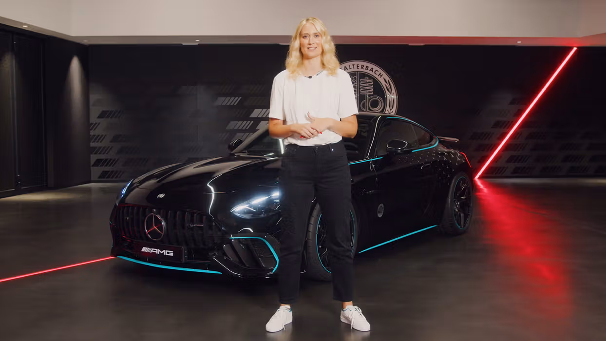 AMG Produktmanagerin steht vor der neuen Mercedes-AMG GT 63 PRO 4MATIC+ Motorsport Collectors Edition.