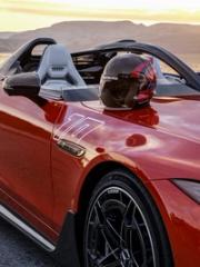 Nahaufnahme des PureSPeeds mit einem Rennhelm auf der Motorhaube.
