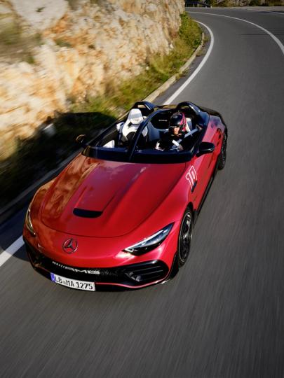 Konzeptauto Mercedes-AMG PureSpeed auf einer kurvigen Straße.