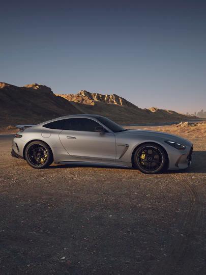 Der neue Mercedes-AMG GT Coupé 63 in einer Wüstenlandschaft.