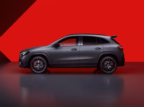 Seitliche Ansicht des neuen Mercedes-AMG GLA 35 4MATIC+.