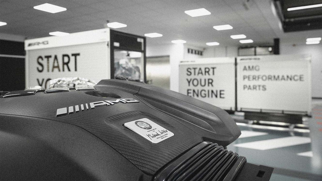Eine schwarz-weiß Fotografie eines AMG Motors