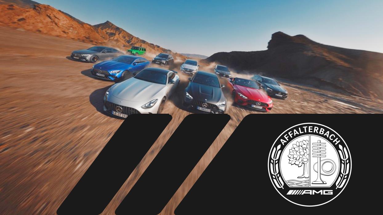 Zehn AMG Fahrzeuge in V-Form fahren durch eine Wüste,   am unteren Bildrand liegt eine grafische Fläche über dem Bild, sie zeigt einen Teil des AMG Logos und das ikonische AMG Affalterbach Emblem. 