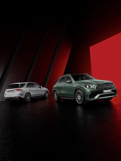 Ein Mercedes-AMG GLE 63 S SUV und ein Mercedes-AMG GLE 53 SUV stehen nebeneinander.