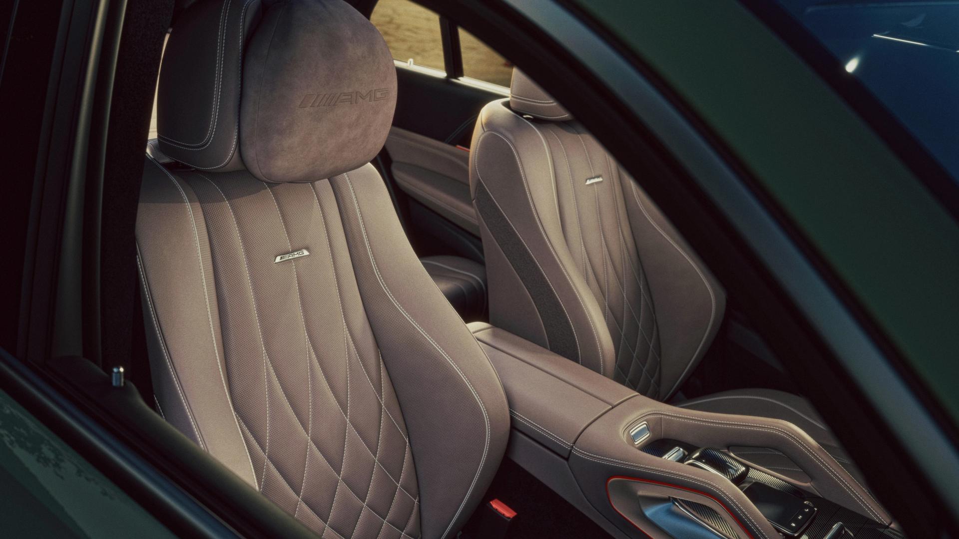 Der Innenraum eines Mercedes-AMG mit MANUFAKTUR Ausstattung in yachtblue.
