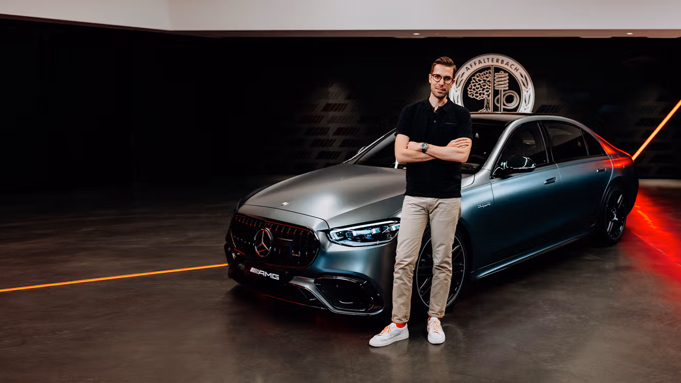 Der Produktmanager Arne Lang mit dem Mercedes-AMG S 63 E PERFORMANCE