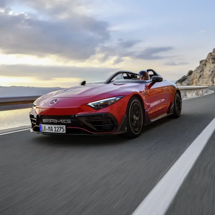 Konzeptauto Mercedes-AMG PureSpeed auf einer kurvigen Straße.