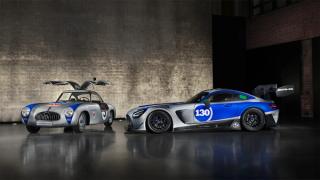 Der Mercedes-AMG GT3 Edition 130Y Motorsport in Seitenansicht und der Mercedes-Benz 300 SL in seitlicher Frontansicht