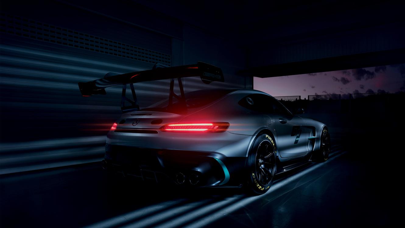 Ein Mercedes-AMG-Rennwagen verlässt die Rennstrecke