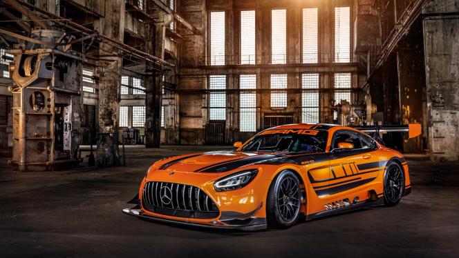 Mercedes-AMG GT3 in einer Fabrikhalle