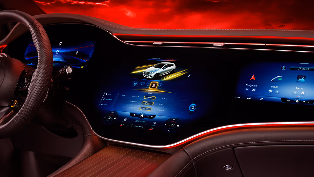 MBUX Hyperscreen des Mercedes-AMG EQE 43 4MATIC SUV's.