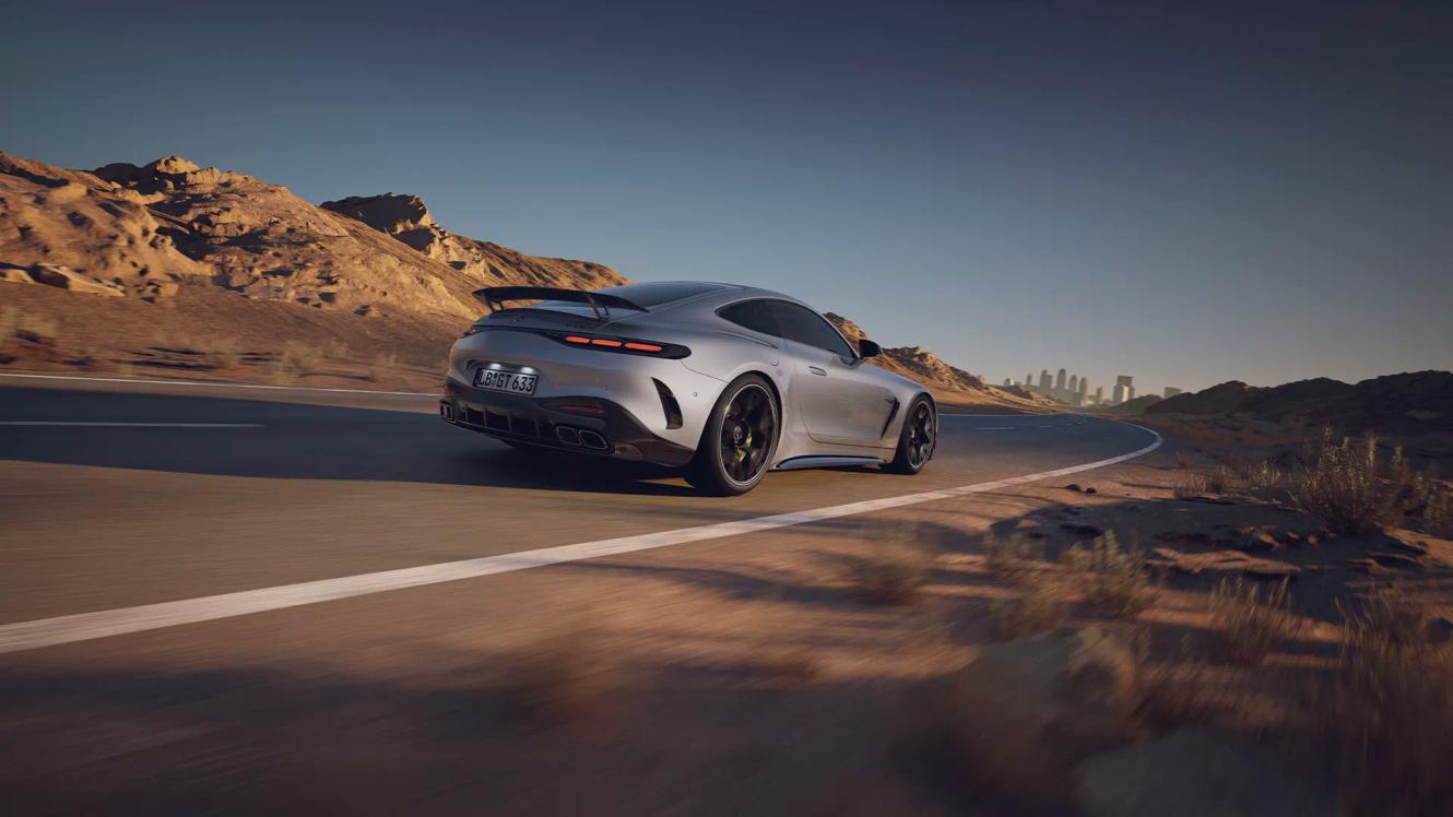 Der neue Mercedes-AMG GT Coupé 63 auf einem Highway.