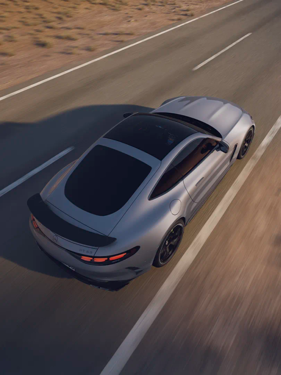 Der neue Mercedes-AMG GT Coupé 63 auf einem Highway.