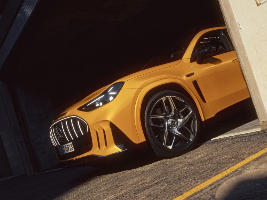 Der Mercedes-AMG GT 55 SUV parkt in einer Garage