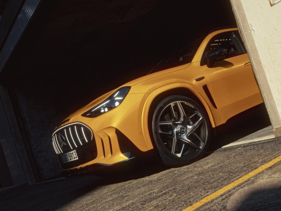 Der Mercedes-AMG GT 55 SUV parkt in einer Garage