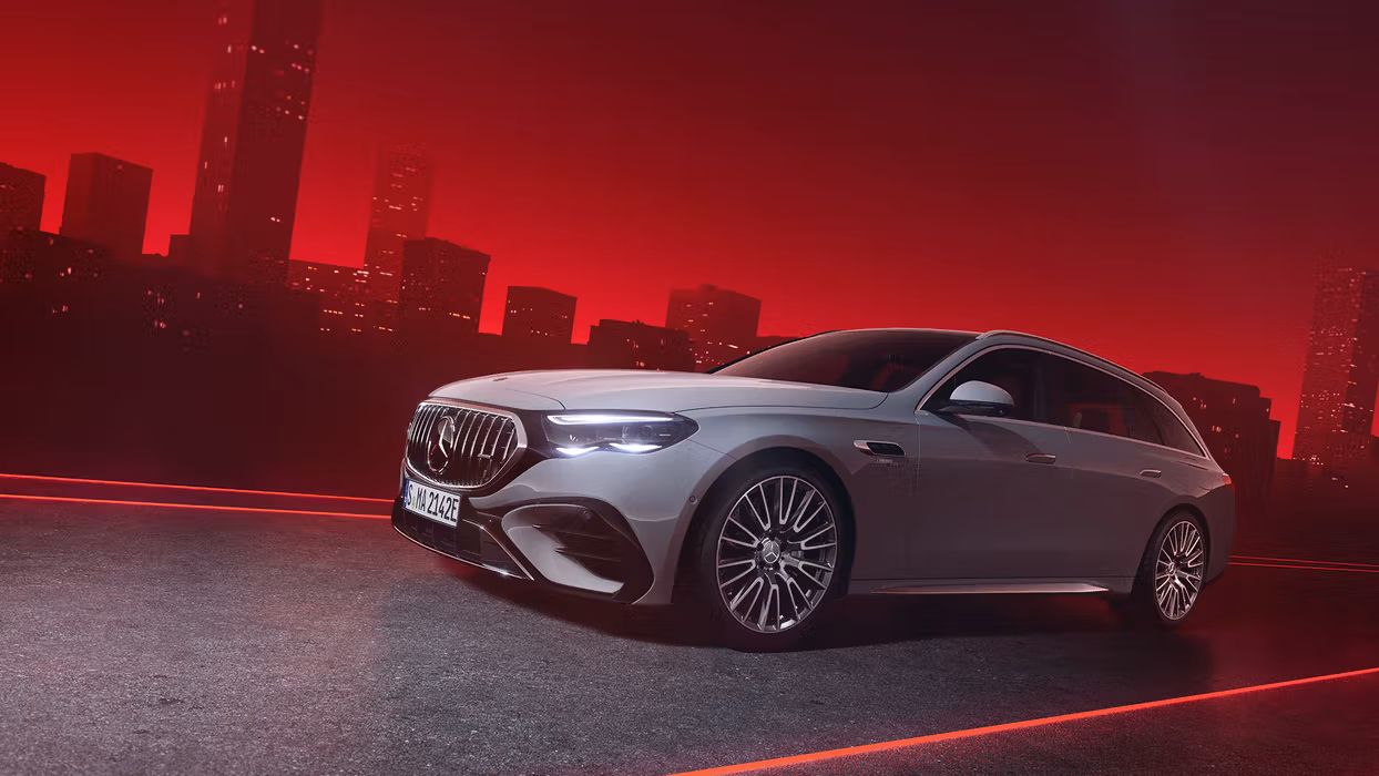 Das neue Mercedes-AMG E 53 HYBRID 4MATIC+ T-Modell in der Seitenansicht.