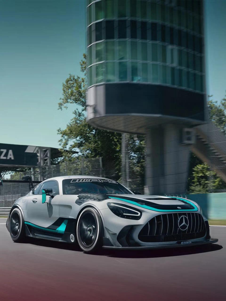 Der Mercedes-AMG GT2 Edition W16 auf der Rennstrecke in Monza