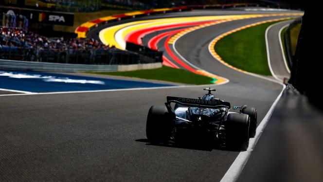 Der W16 fährt auf die Eau Rouge in Spa-Francorchamps zu.