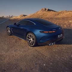 Der neue Mercedes-AMG GT Coupé 55 in einer Wüstenlandschaft.