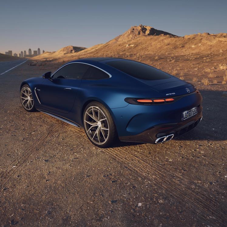 Der neue Mercedes-AMG GT Coupé 55 in einer Wüstenlandschaft.