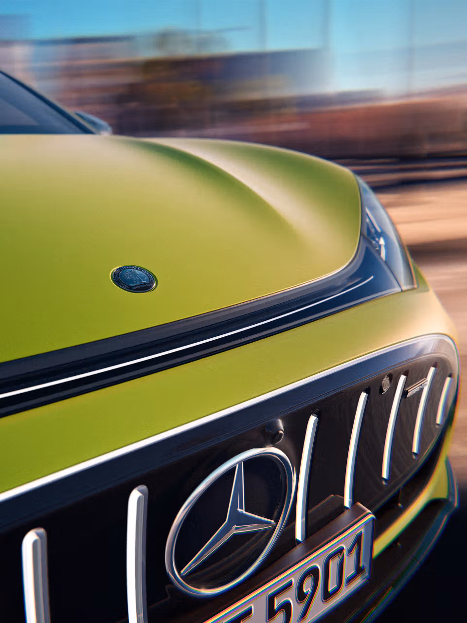Nahaufnahme AMG Logo auf dem Mercedes-AMG GT 4-Türer Coupé