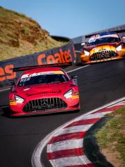 2 Mercedes-AMG GTs auf der Rennstrecke in der Kurve