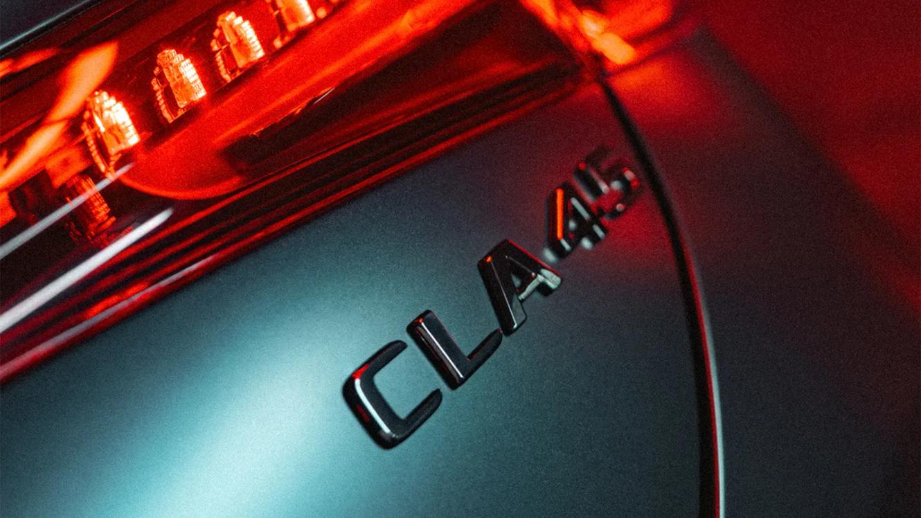 Nahaufnahme CLA 45 Schriftzug