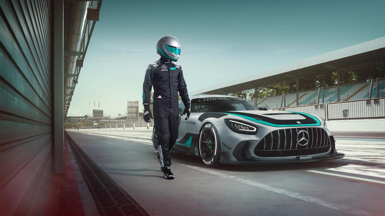 Rennfahrer läuft neben den parkenden Mercedes-AMG GT2 Edition W16