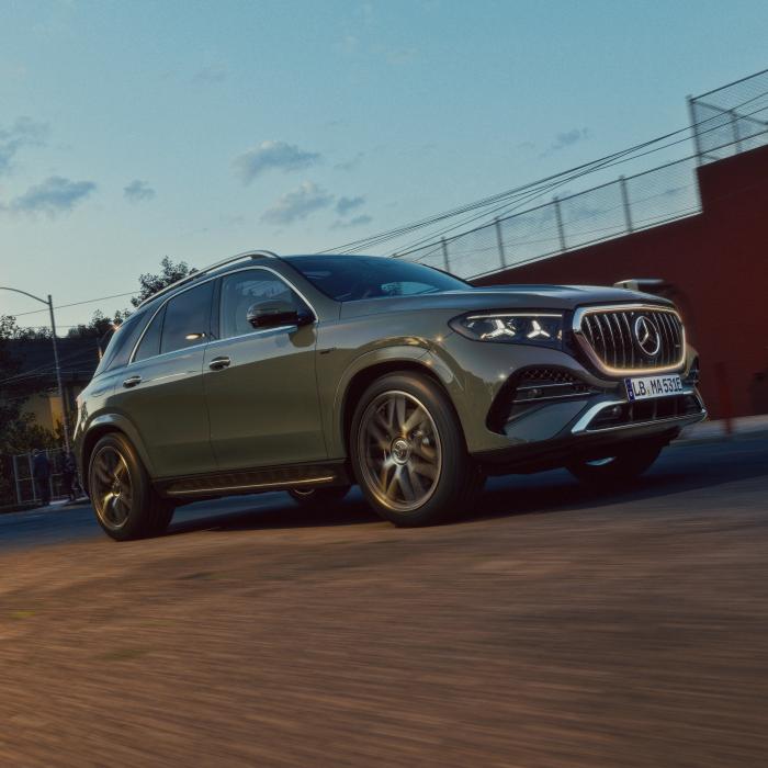 Der Mercedes-AMG 53 HYBRID 4MATIC+ von der Seite