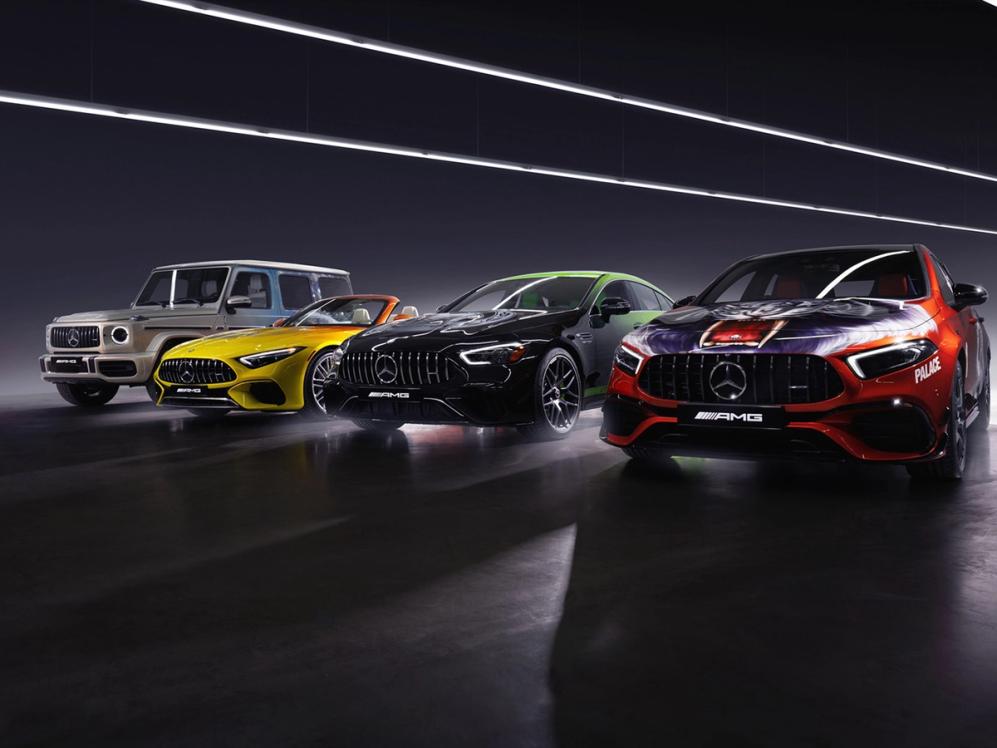 Vier verschiedene AMG Fahrzeugmodelle stehen nebeneinander