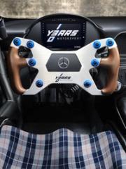 Lenkrad des Mercedes-AMG GT3 Edition 130Y Motorsport in frontaler Ansicht