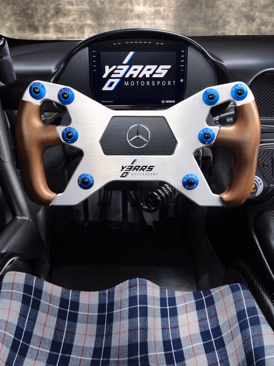 Lenkrad des Mercedes-AMG GT3 Edition 130Y Motorsport in frontaler Ansicht