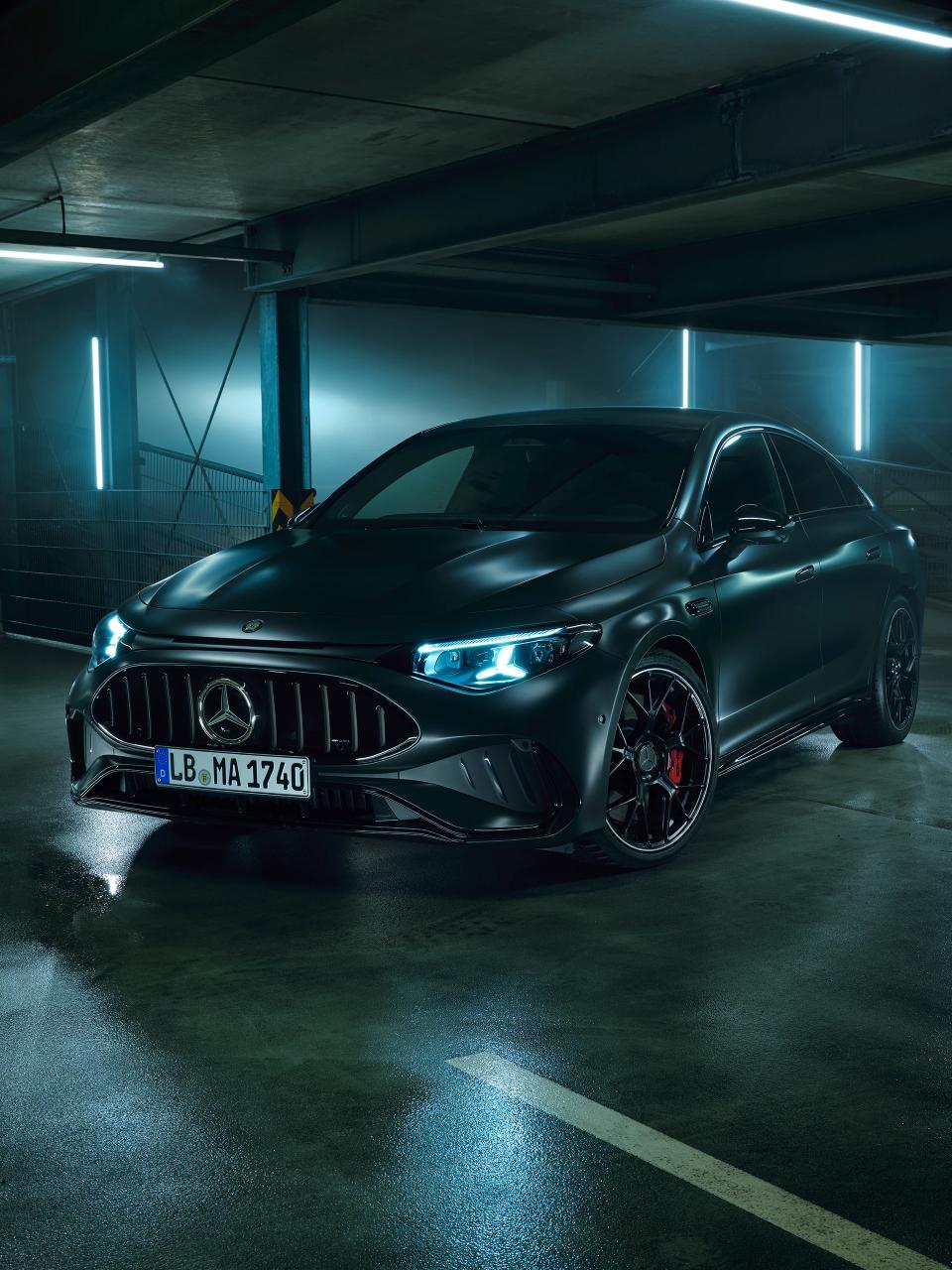 Die Mercedes-AMG CLA 45 4MATIC+ Limousine in einer Tiefgarage