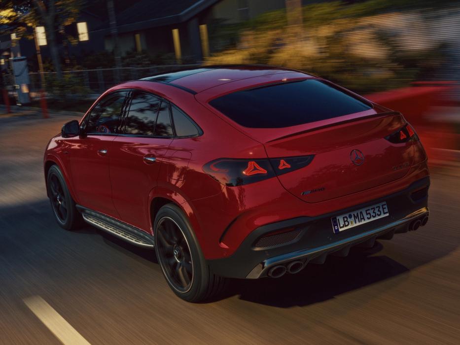 Seitliche Heckansicht des Mercedes-AMG GLE 53 Hybrid Coupé