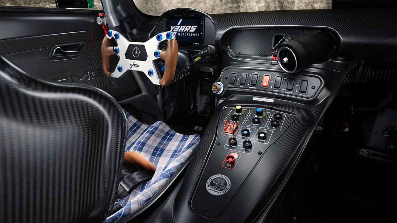 Lenkrad und Bedienelemente des Mercedes-AMG GT3 Edition 130Y Motorsport in seitlicher Ansicht