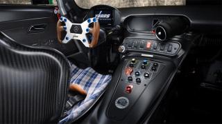 Lenkrad und Bedienelemente des Mercedes-AMG GT3 Edition 130Y Motorsport in seitlicher Ansicht