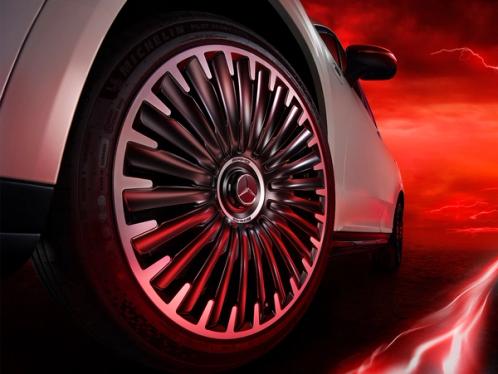 Nahaufnahme der Reifen des Mercedes-AMG EQE 53 4MATIC+ SUV.