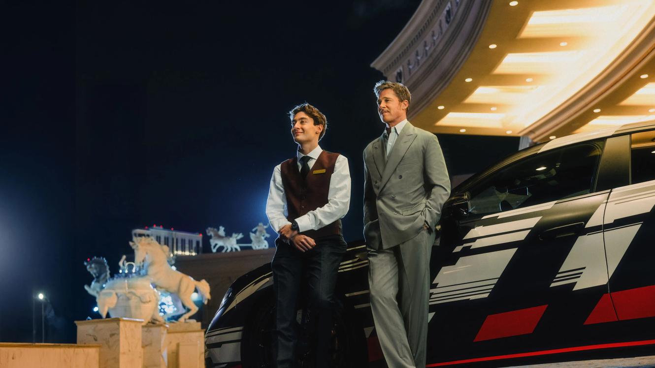 Brad Pitt und George Russle vor dem neuen Mercedes-AMG GT 4-Türer Coupé Prototyp.